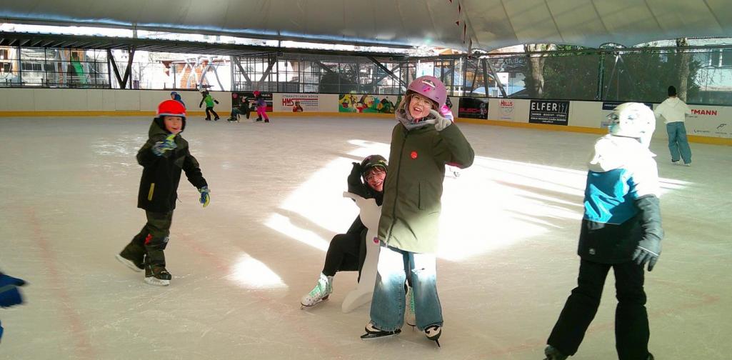 Kinder auf dem Eislaufplatz
