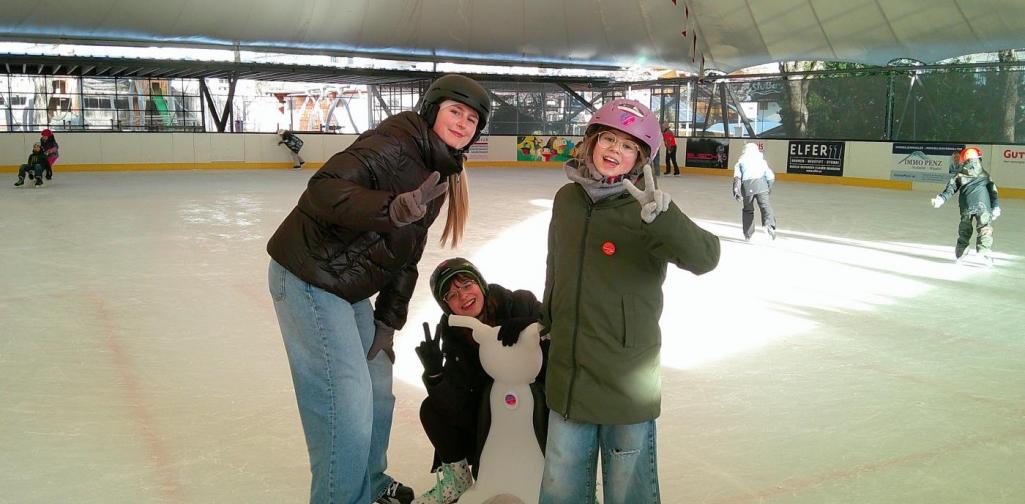 Kinder beim Eislaufen