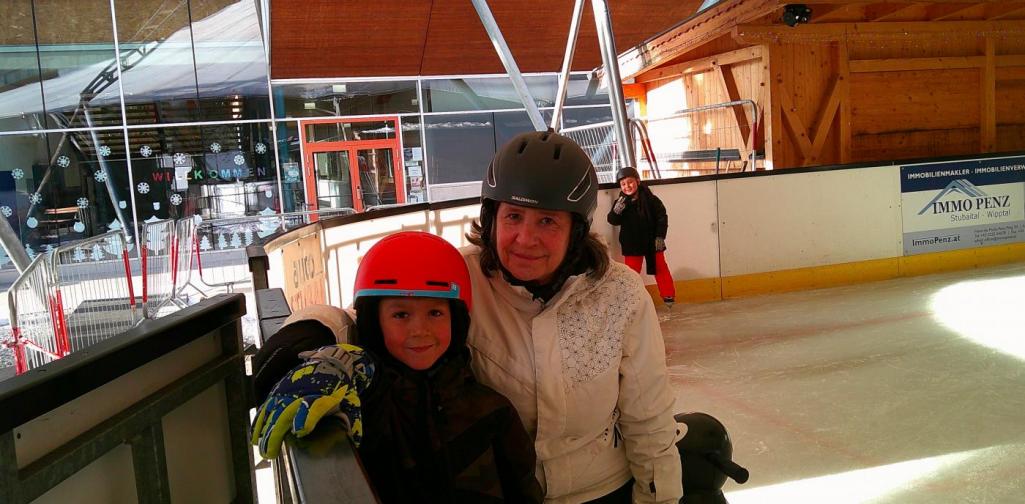 Betreuerin und Junge auf dem Eislaufplatz