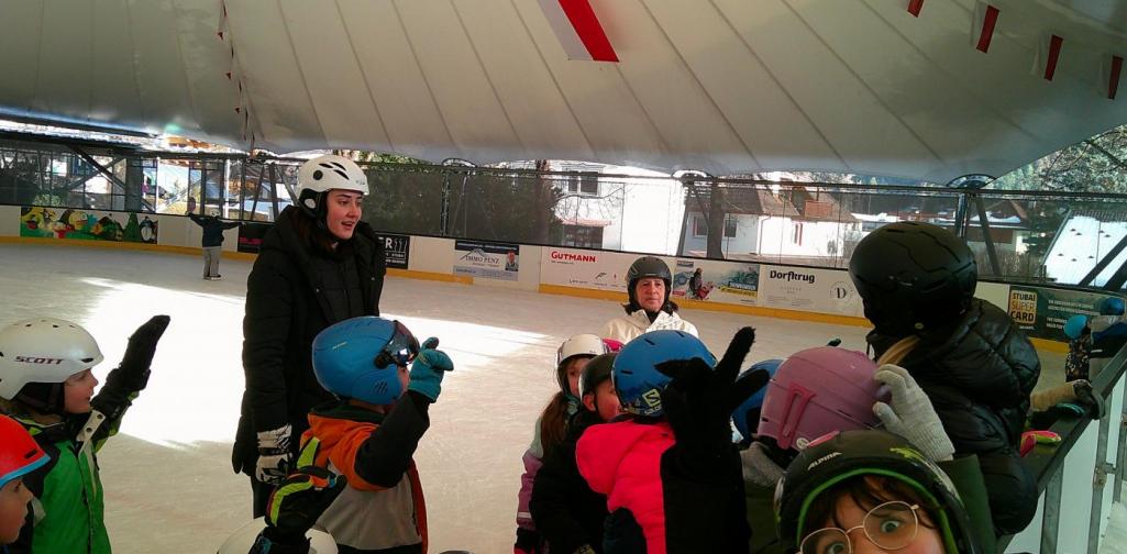 Viele Kinder am Eislaufplatz