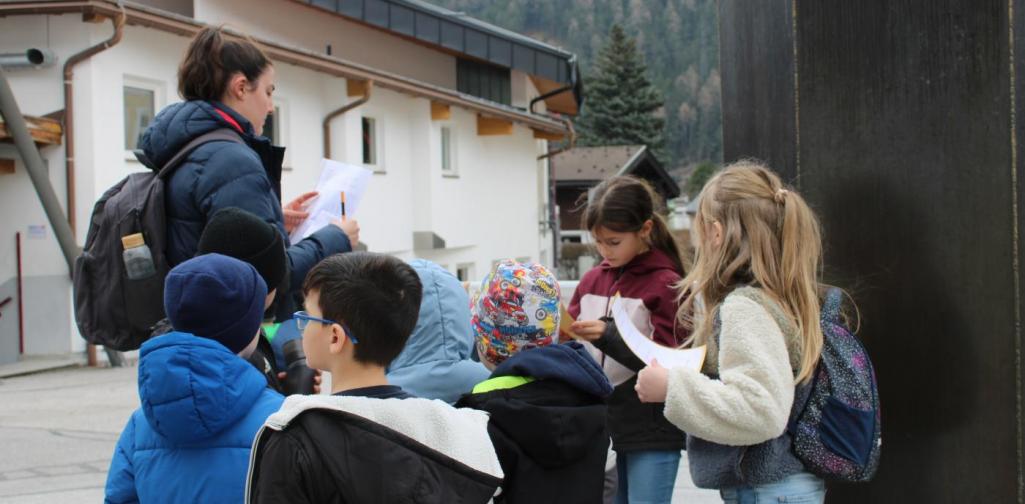 Kinder beim Ausflug mit einer Betreuerin