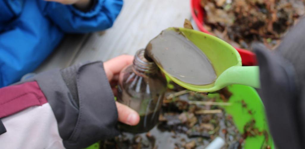 Kinder erstellen einen Zaubertrank 3