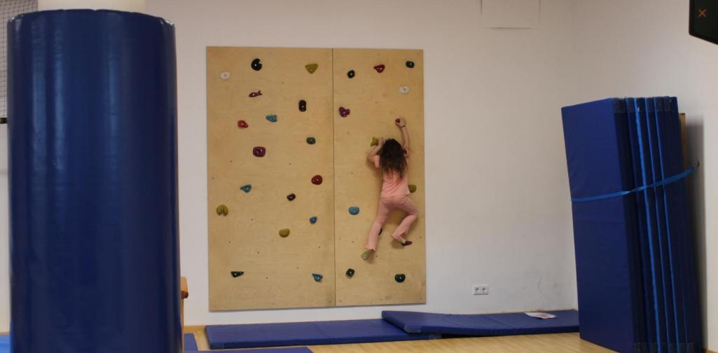 Kind klettert