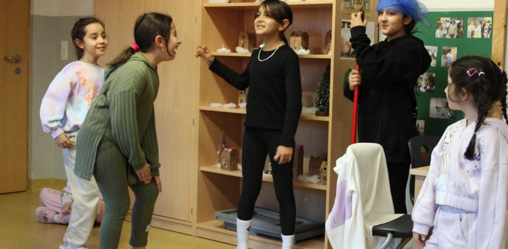 5 Mädchen beim Schauspielen