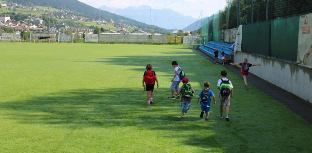 Kinder am Fußballplatz