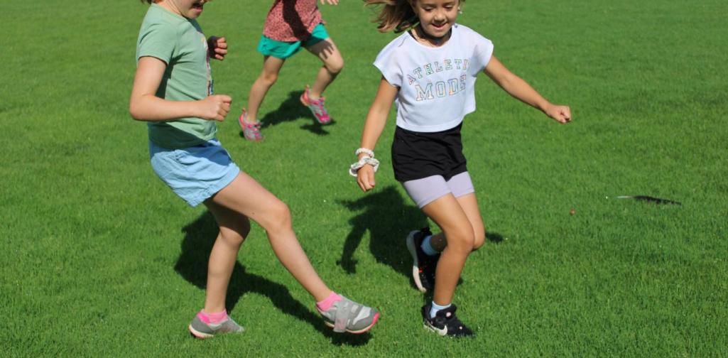 Kinder spielen Fußball