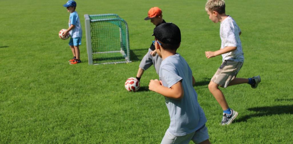 Kinder spielen Fußball