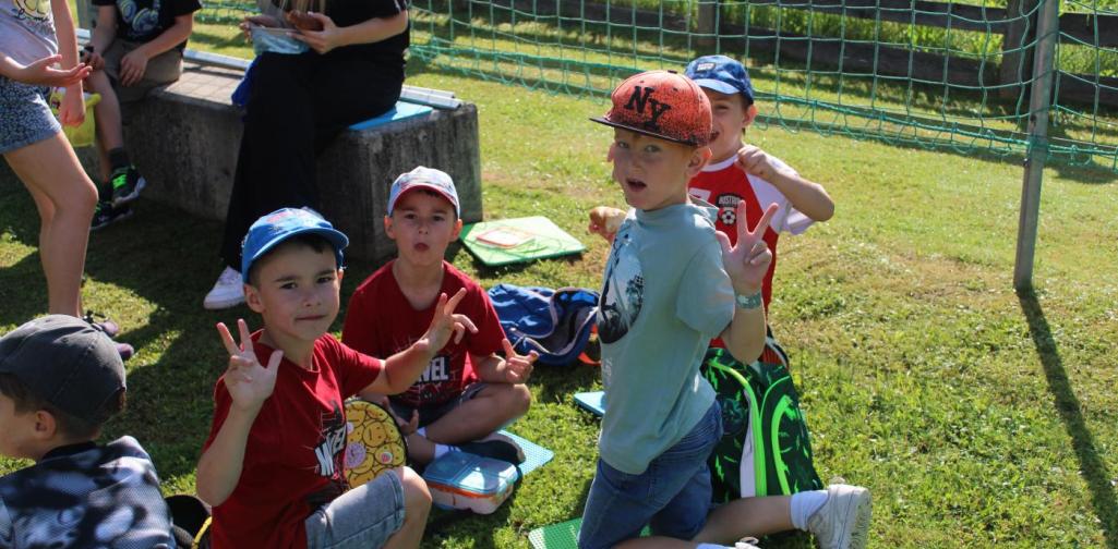 Kinder beim jausnen