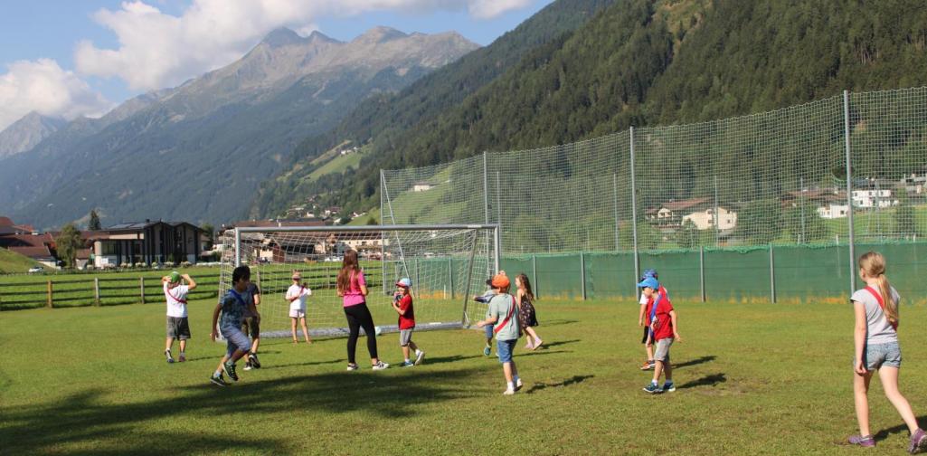 Kinder spielen Fußball